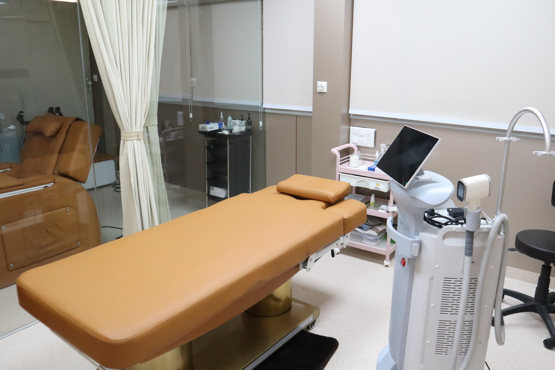 Laser treatment room with advanced devices