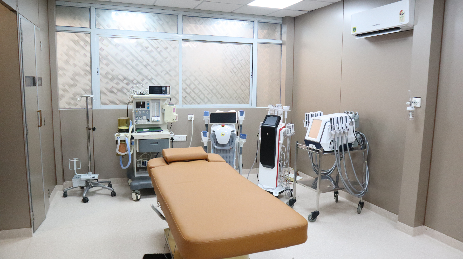 Advanced treatment room with aesthetic equipment